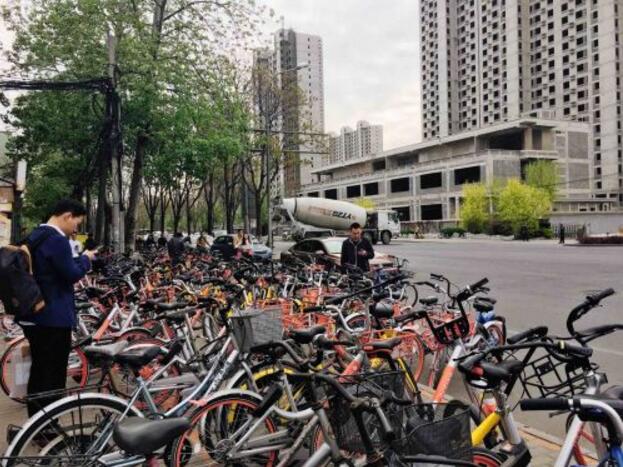 ��ס����������������Ůʿ�Q������(l��i)�������ֱ��ڵ��Fվ��F(xi��n)�Ѻ���Ҋ(ji��n)��С�S܇���������ҵ�һ���vҲ�ǉĵ������Ӳ����T��